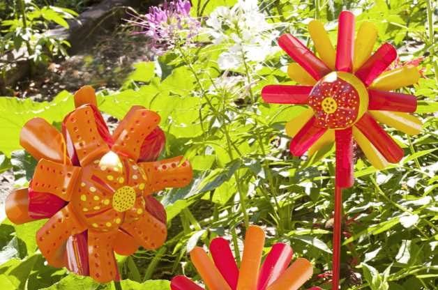Plastic Bottle Crafts: Garden Flowers